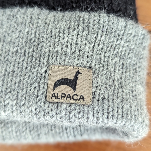 Reversible alpaca hat - Picture 4 of 6